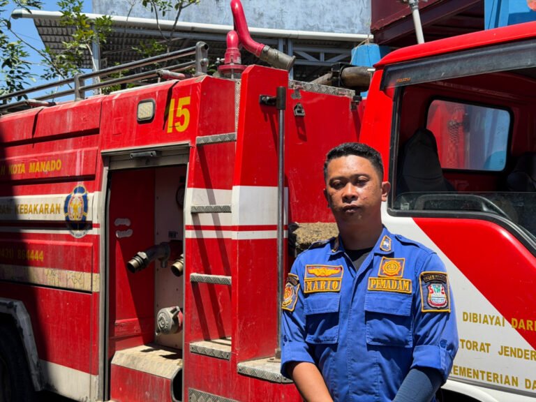 Suara dari Warga di 112 Hingga Sirene Damkar: Kisah ‘Om Damkar’ Melayani Manado
