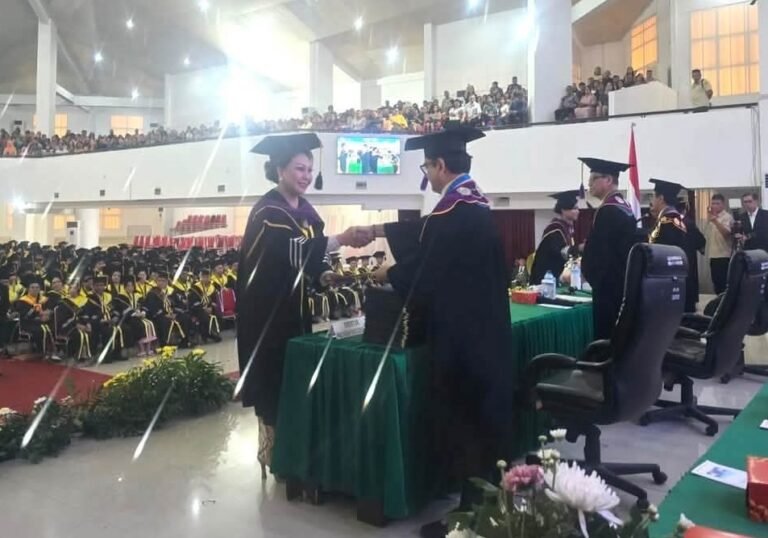Advokat Youla Lariwa Raih Doktor Hukum
